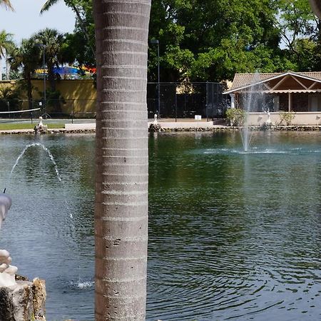 Rock Lake Not Open Due To Hurricane Damages Hotel Форт Майерс Екстериор снимка